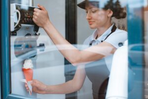 Maszyny do lodów a rodzaj menu – która sprawdzi się w lodziarni, a która w restauracji?